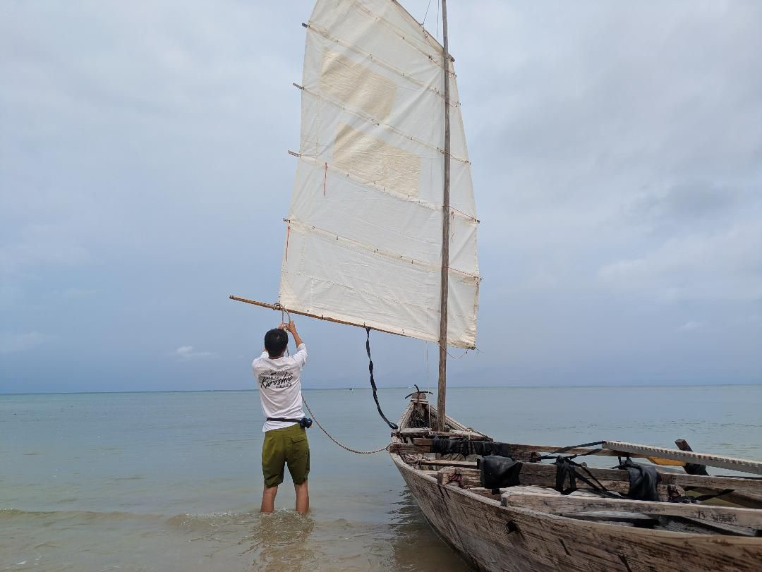 帆を張るサバニ